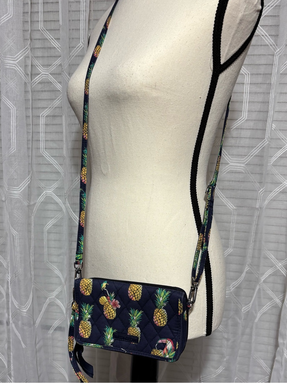 Vera Bradley RFID Toucan Party 3 in 1 Crossbody/Wristlet/purse 6.5”wx4”H